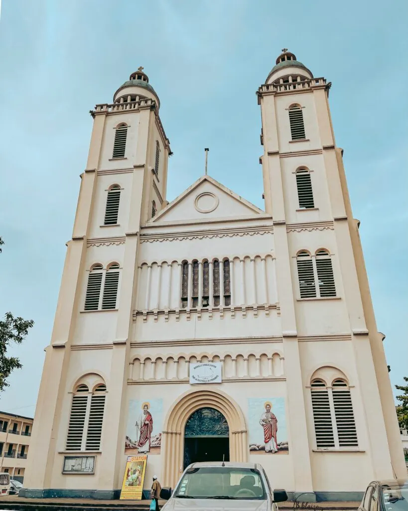 Façade de la cathédrale Saint-Pierre-et-Paul de Douala